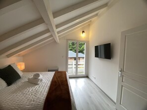 Iron/ironing board, travel crib, free WiFi, bed sheets