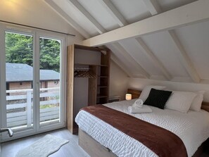 3 dormitorios, tabla de planchar con plancha, cuna de viaje