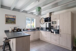 Réfrigérateur, micro-ondes, plaque de cuisson, cafetière/bouilloire