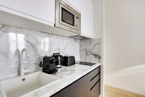 อพาร์ทเมนท์ | ครัวส่วนตัว | ตู้เย็น, ไมโครเวฟ, เตาประกอบอาหาร, เครื่องชงกาแฟ/ชา