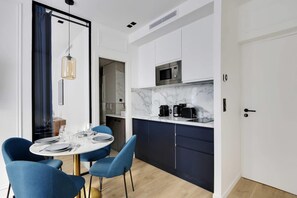 Apartment | Private kitchen | Fridge, microwave, stovetop, coffee/tea maker - Sublim AC Apartment Center of Paris (Paris)
