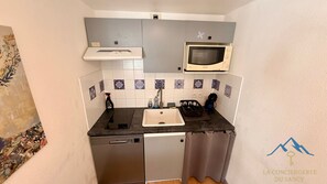 Réfrigérateur, micro-ondes, lave-vaisselle, cafetière/bouilloire