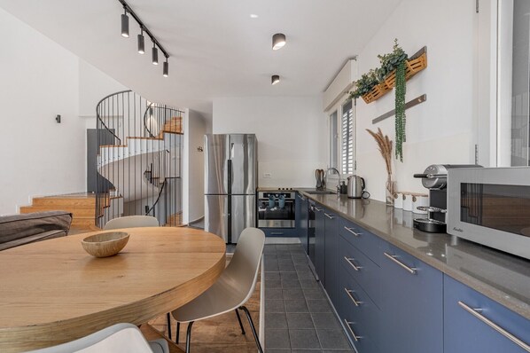 Family Apartment, Garden View | Private kitchen