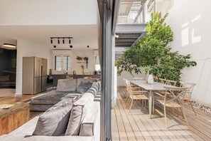 Family Apartment, Garden View | Living area