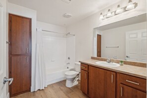 Regadera, secadora de cabello, toallas 