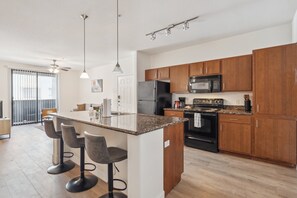 Réfrigérateur, four à micro-ondes, un four, surface de cuisson