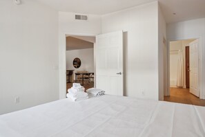 2 bedrooms, desk, iron/ironing board, WiFi