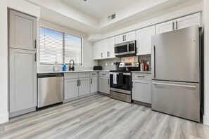 Refrigerador, microondas, horno y parrilla de estufa