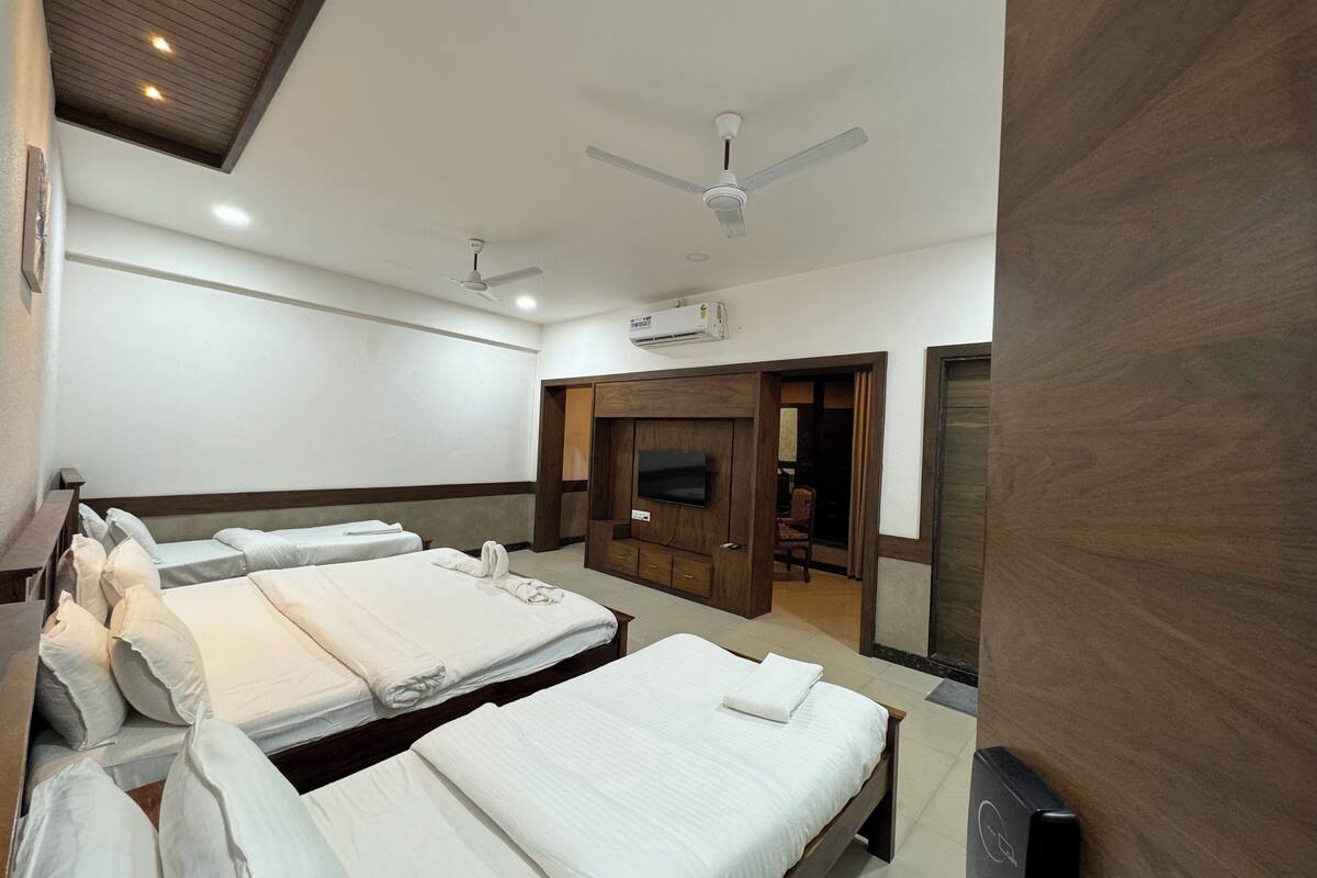 Quarto quádruplo luxo | Roupas de cama premium, Wi-Fi de cortesia, roupa de cama