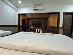 Deluxe Quadruple Room | Premium bedding, free WiFi, bed sheets