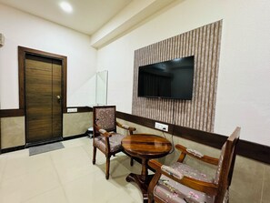 Executive Room | Premium bedding, free WiFi, bed sheets - Col's Hotel Uphaar (Ujjain)