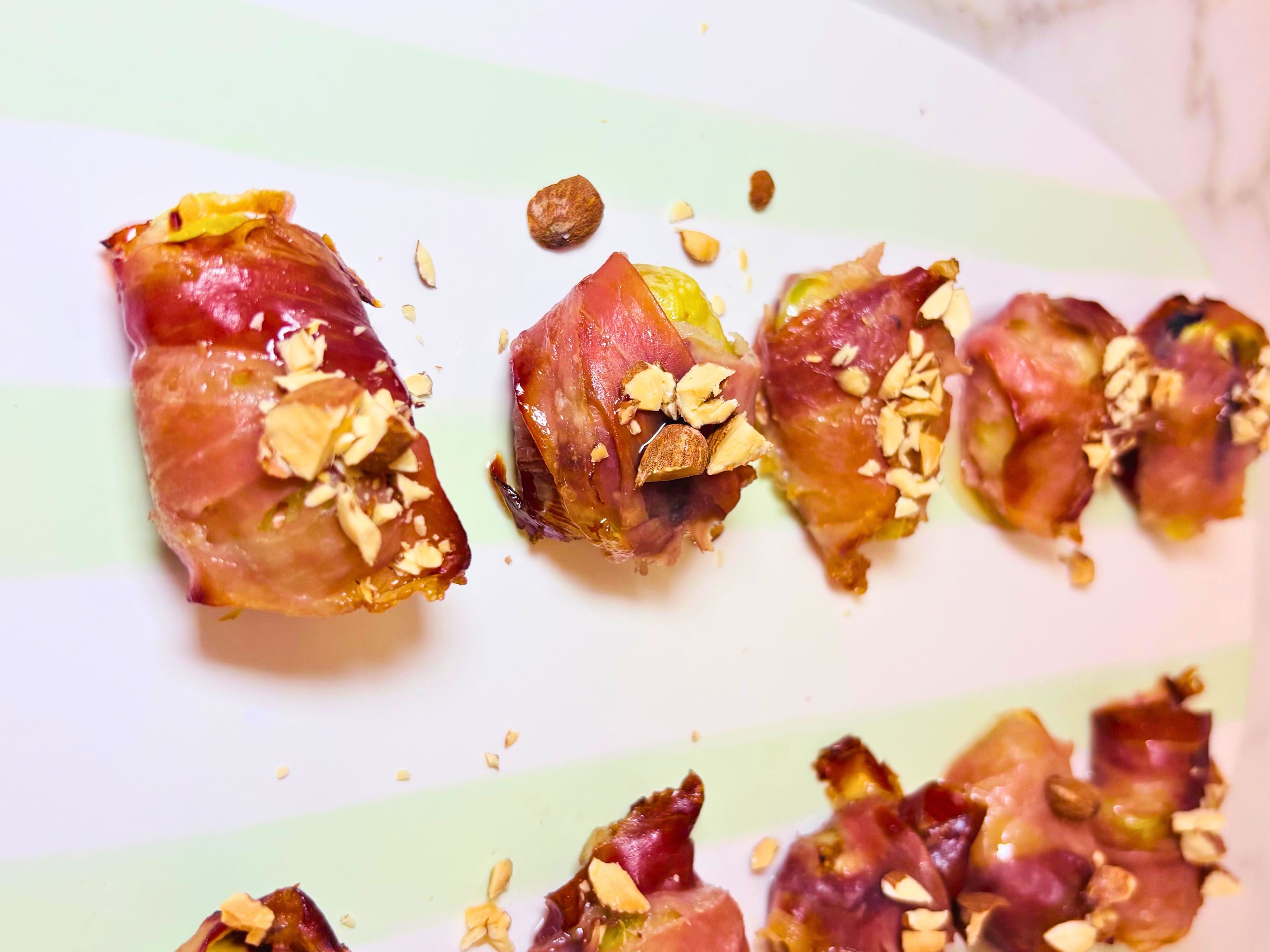 Un piatto con varie pietanze, probabilmente antipasti, guarnito con noci.