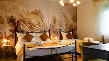 Habitación triple superior, vista a la colina | Ropa de cama de alta calidad, edredón y camas con efecto memoria