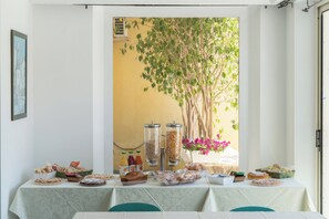 Free daily buffet breakfast