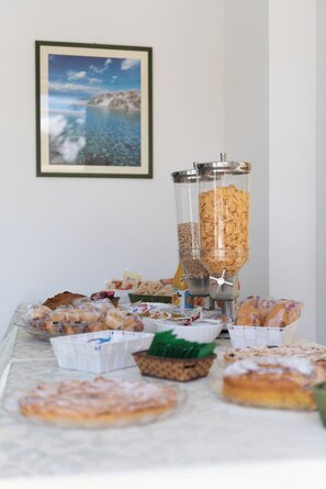 朝食 (ビュッフェ)、毎日提供 (無料)