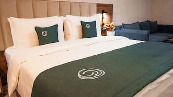 Phòng Suite Cao cấp, quang cảnh thành phố | Két bảo mật tại phòng, màn/rèm cản sáng, phòng cách âm