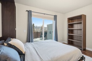 3 bedrooms, desk, iron/ironing board, travel crib