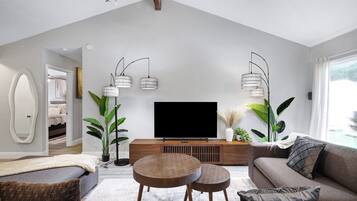 Smart-tv, een tafeltennistafel en een kantoor