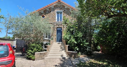 Séjour Familial et Professionnel! Maison spacieuse de 135m2.(Jardin et Parking)