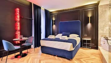 Casa | Tabla de planchar con plancha y ropa de cama