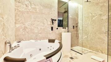 Maison | Salle de bain | Baignoire, sèche-cheveux, serviettes fournies, savon