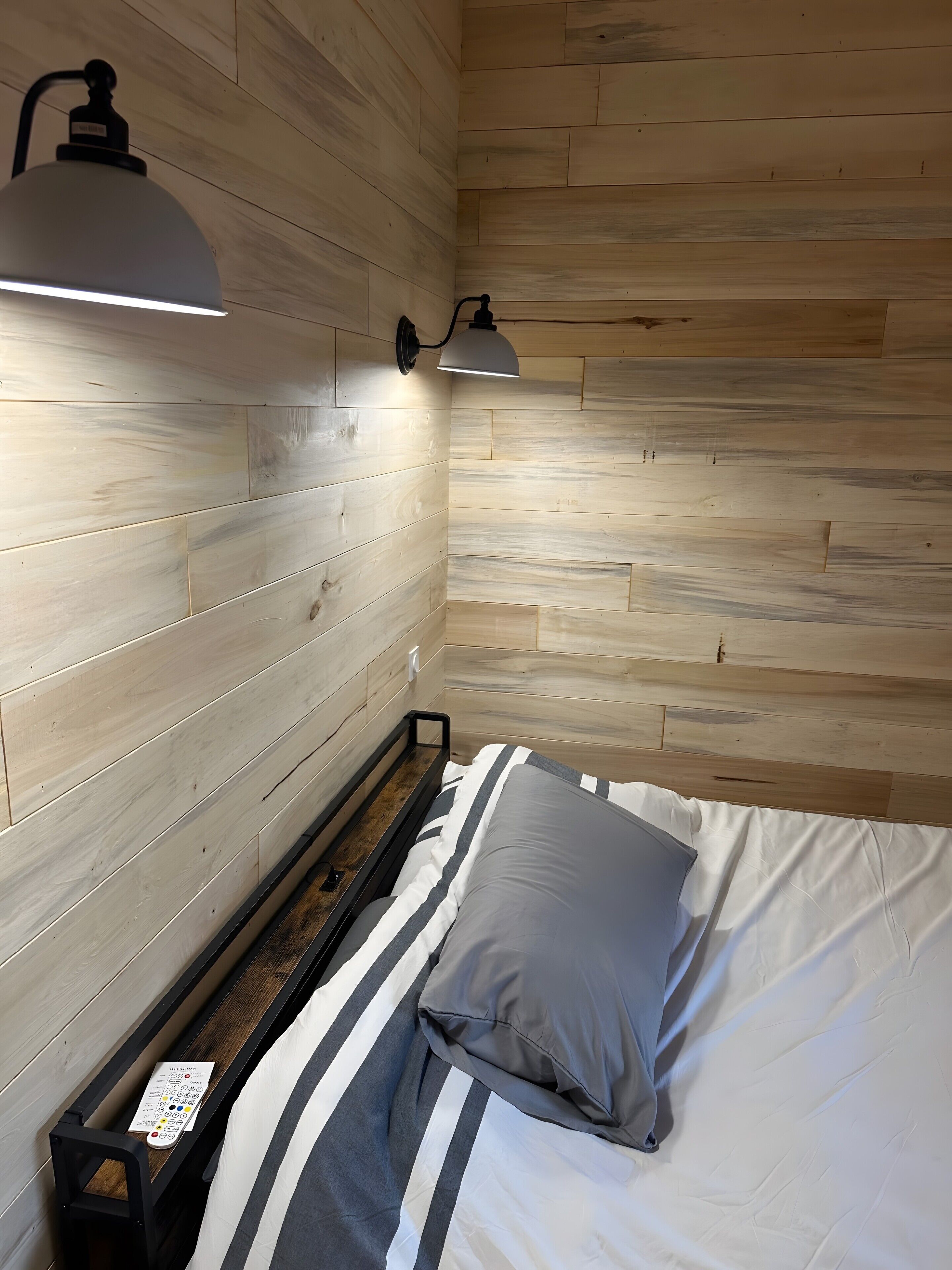 5 bedrooms, iron/ironing board, WiFi, bed sheets