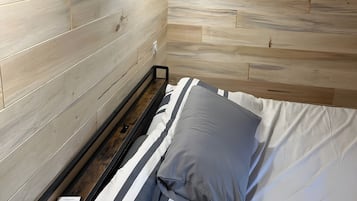 5 bedrooms, iron/ironing board, WiFi, bed sheets