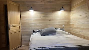 5 bedrooms, iron/ironing board, WiFi, bed sheets