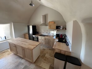 Kjøleskap, mikrobølgeovn, ovn og kokeplater