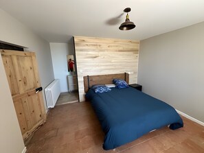 5 bedrooms, iron/ironing board, WiFi, bed sheets