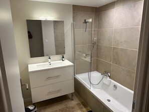 Shower - Domaine Labro with Extraordinary View of the Levancou Cirque (Saint georges de luzençon)