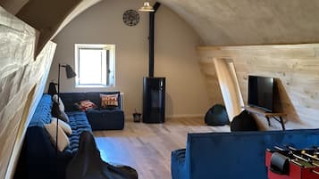 TV, fireplace, ping pong