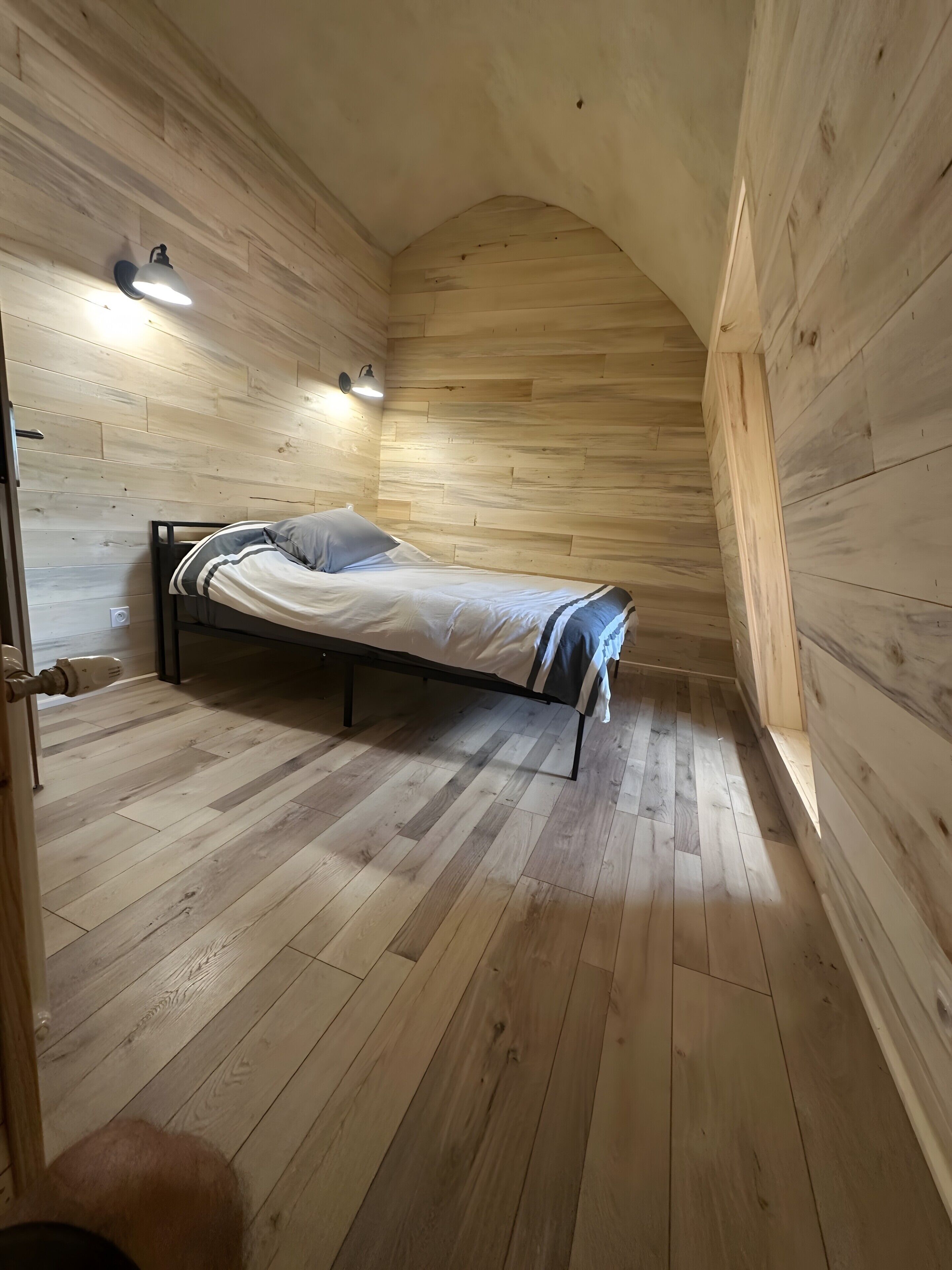 5 habitaciones, tabla de planchar con plancha, wifi y ropa de cama 