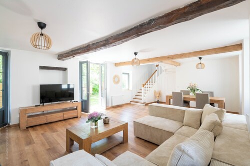 Beautiful family house sleeps 9 near the castle in Dampierre