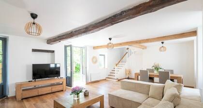 Beautiful family house sleeps 9 near the castle in Dampierre