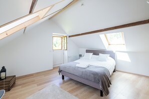 3 bedrooms, iron/ironing board, travel cot, free WiFi - Beautiful family house sleeps 9 near the castle in Dampierre (Dampierre-en-Yvelines)