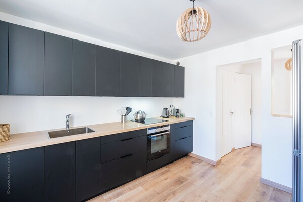 Fridge, oven, stovetop, dishwasher