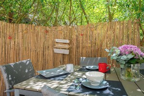 Outdoor dining - Beautiful family house sleeps 9 near the castle in Dampierre (Dampierre-en-Yvelines)
