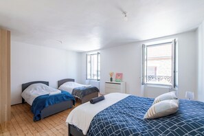 3 bedrooms, iron/ironing board, travel cot, free WiFi - Beautiful family house sleeps 9 near the castle in Dampierre (Dampierre-en-Yvelines)