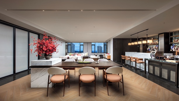 A modern kitchen with a large island, bar area, and seating. - GWEN JANE Hotel - Guangzhou Yuexiu Taojin Metro Station Branch (Guangzhou)
