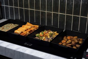 Tägliches Frühstücksbuffet gegen Gebühr