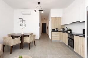 Kühlschrank, Mikrowelle, Ofen, Wasserkocher mit Kaffee-/Teezubehör