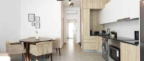 Kühlschrank, Mikrowelle, Ofen, Wasserkocher mit Kaffee-/Teezubehör