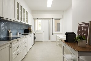 Køleskab, mikrobølgeovn, ovn, kogeplade