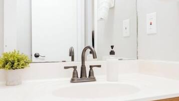 Sèche-cheveux, serviettes fournies