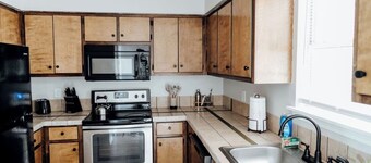 Cozy 2BR Retreat âą Stylish & Relaxing Stay