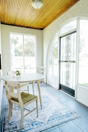 Dining. Chic 2BR Getaway | Pets Welcome in Cloverdale