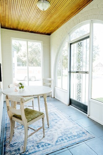 Chic 2BR Getaway | Pets Welcome in Cloverdale