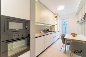 Căn hộ Deluxe | Bếp riêng | Tủ lạnh, lò vi sóng, lò nướng, bếp nấu