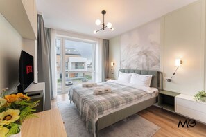 Premium bedding, down duvets, memory-foam beds, blackout curtains - MoHost - Uno (Brasov)